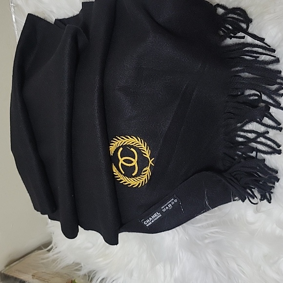 CHANEL 100%CASHMERE SCARF - Picture 1 of 4
